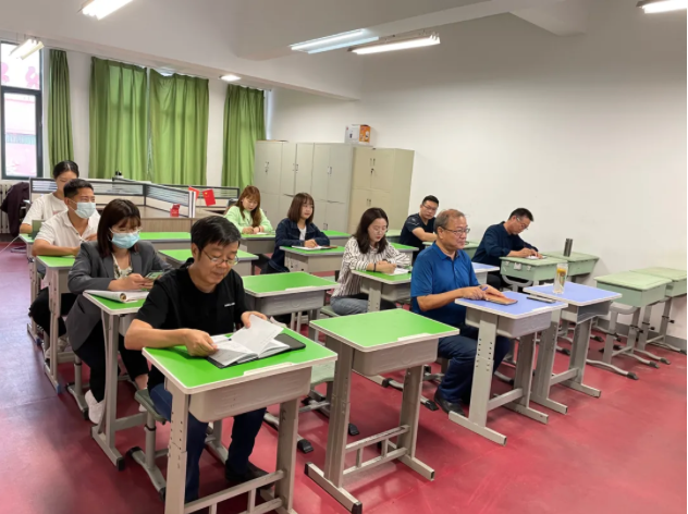 守初心、擔(dān)使命，感黨恩、跟黨走——我校組織教師學(xué)習(xí)《開學(xué)思政第一課》