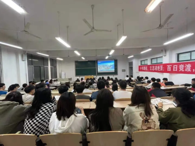理想照亮未來——我校組織全校學(xué)生收看《開學(xué)第一課》