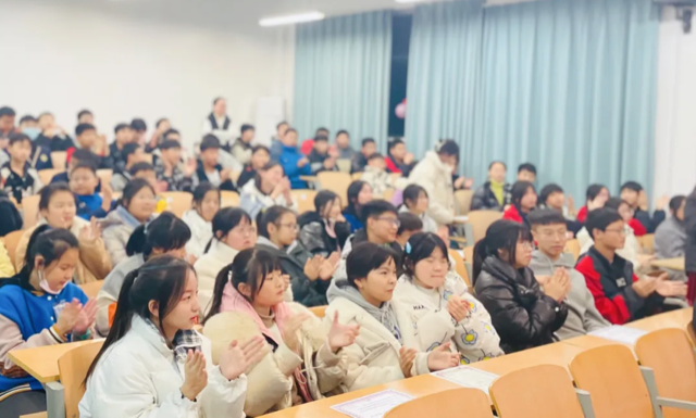 奮進(jìn)正當(dāng)時，砥礪再揚(yáng)帆——記英語詞匯晉階彈性測評管理期中表彰大會