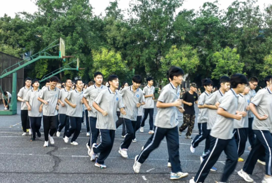 以夢為馬，整裝待發(fā)，軍訓(xùn)首日，自律養(yǎng)成 | 洛陽復(fù)興學(xué)校